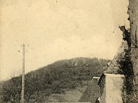 Passerelle de la rue de Chteauneuf  Elle reliait le potager du chteau ( gauche) et le parc du chteau  droite. Il n'en reste plus qu'une partie du jambage du ct droit. Le comte Du Douet de Graville la fit dmolir car elle empchait le passage des charettes de foin.