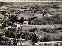 Vues gnrales et vie communale  Le chteau, son parc, et son pigeonnier sur la gauche, la Grande rue, l'glise St-Pierre, et dans le fond  gauche le hameau de Pressagny-Le-Val.